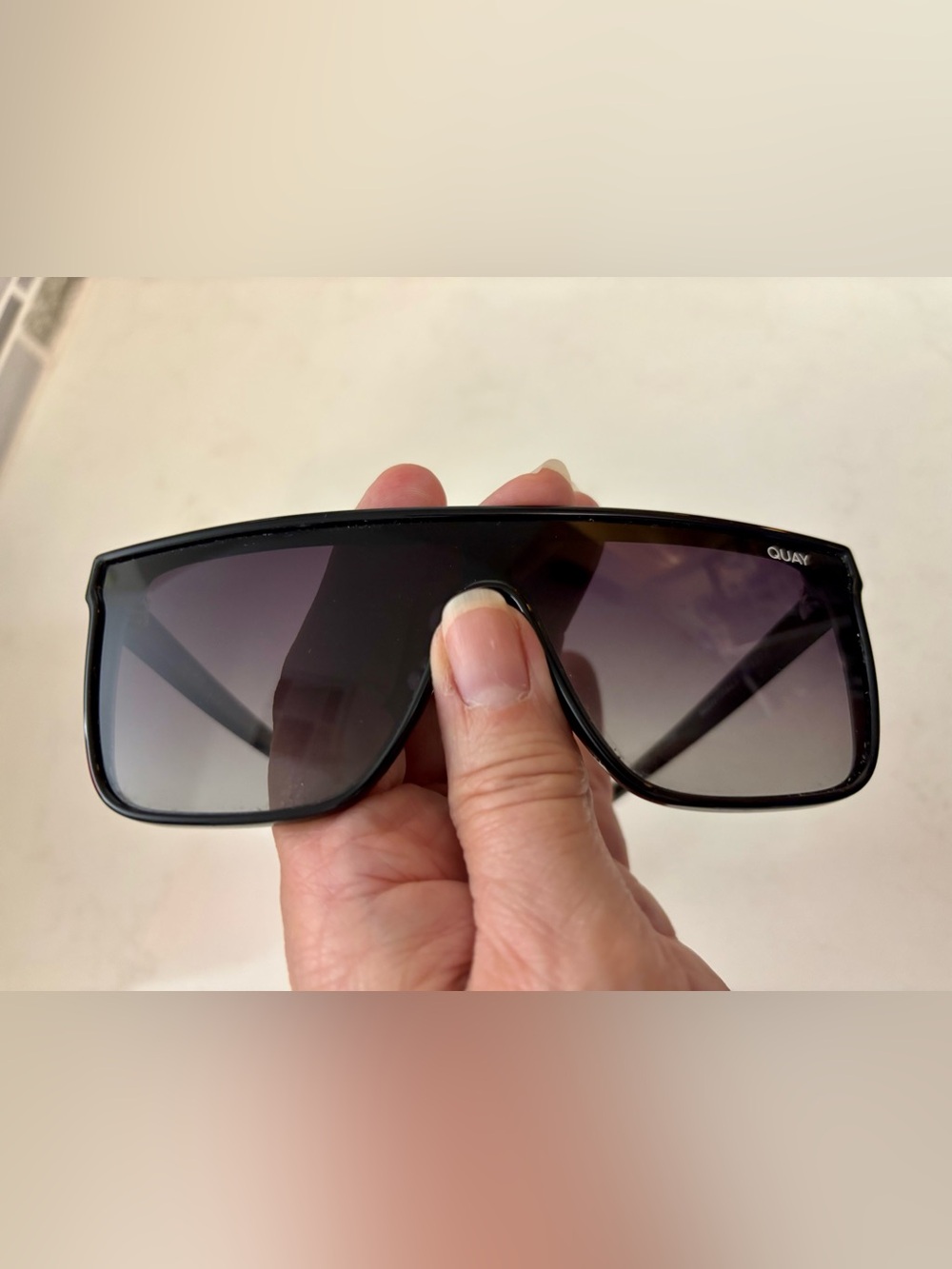 Quay Australia Black Shield Polarized “Nightfall” 1212 Sunglasses, Gradient Lens - Picture 3 of 9